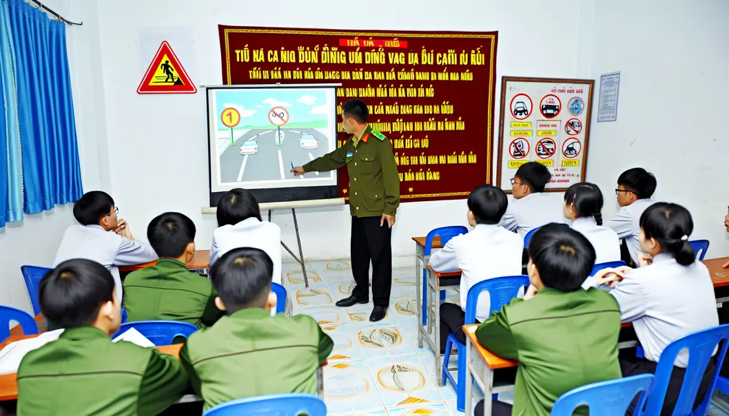 Cảnh tượng giao thông hỗn loạn tại một ngã ba.